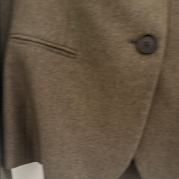 Burberry Green Blazer with Notched Lapel and Fitted Silhouette - Picture 3 of 11